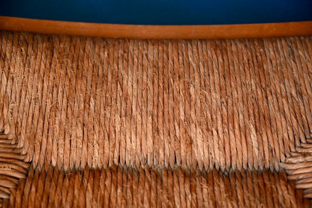 Poltrone: Lot de 3 fauteuils brutalistes en orme et paille design – Usato da COLMAR venduto da Sophiebellelurette 9