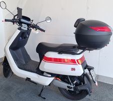 NIU NQi GTS Elektroroller mit Topcase