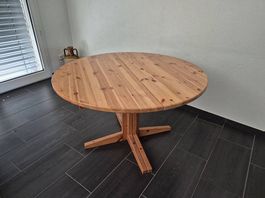Runder ausziehbarer Holztisch