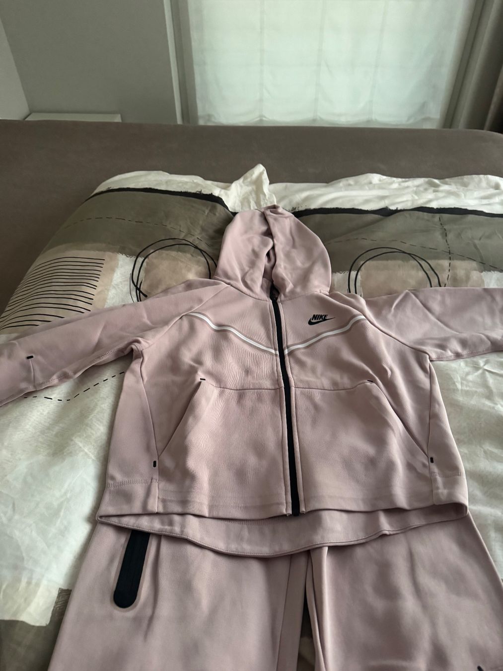 Nike Anzüge & Kostüme: Nike Trainingsanzug Tech Fleece  Anzug – Neu (gemäss Beschreibung) aus Schaan von ManuelaW05