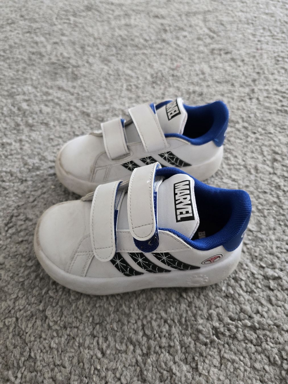 Adidas Scarpe per ragazzi: Kinder Turnschuhe Adidas Marvel Grösse 26 weiss  – Usato da Dietikon venduto da Kaska2020 2