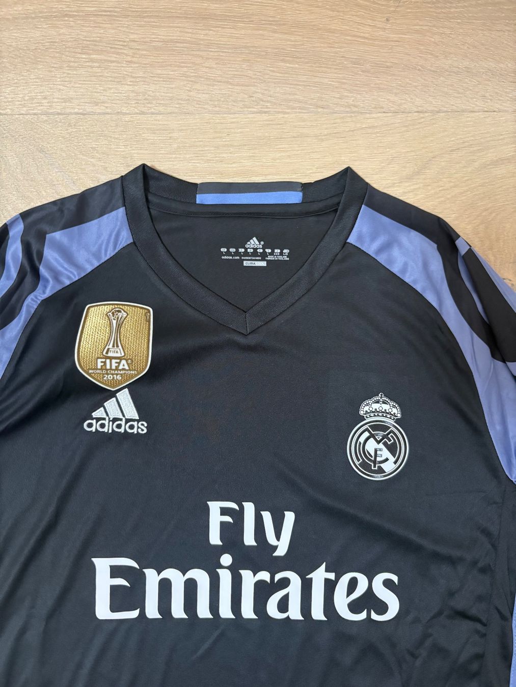 Real Madrid Canottiere & Pantaloni: Real Madrid 2016 schwarzes Trikot – Nuovo (secondo la descrizione) da Au SG venduto da hal_k95b 1