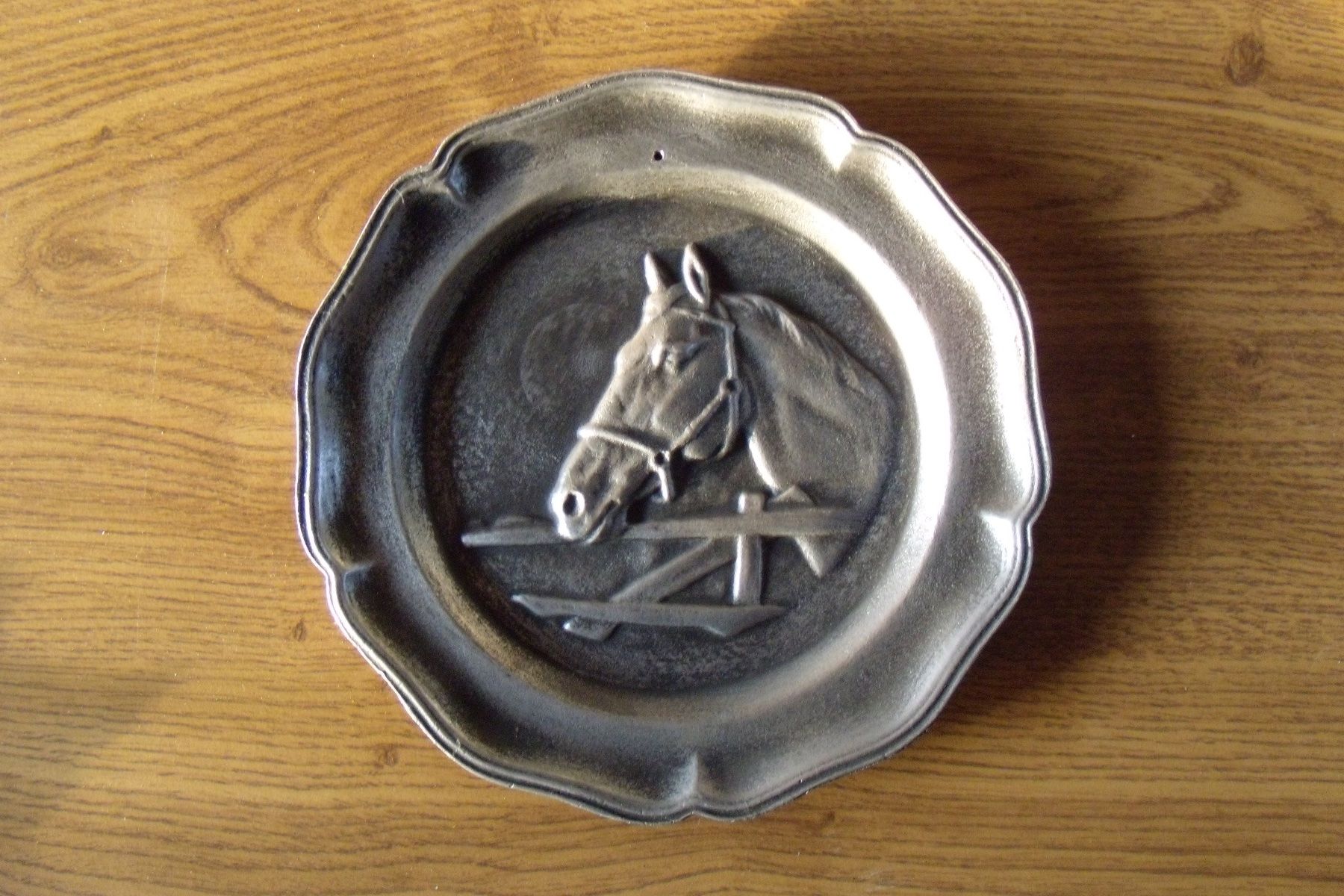 Assiettes: Teller Pferdekopf – D'occasion à Lützelflüh-Goldb par bea_62gv