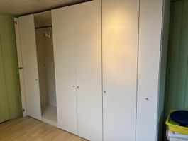 Grosser weisser Kleiderschrank mit 6 Türen