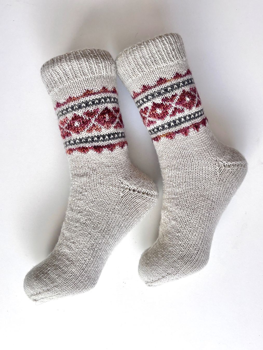Socken: Handgestrickte Socken mit Einstrickmuster Grösse 38-40 – Neu und originalverpackt aus Fislisbach von handglismet
