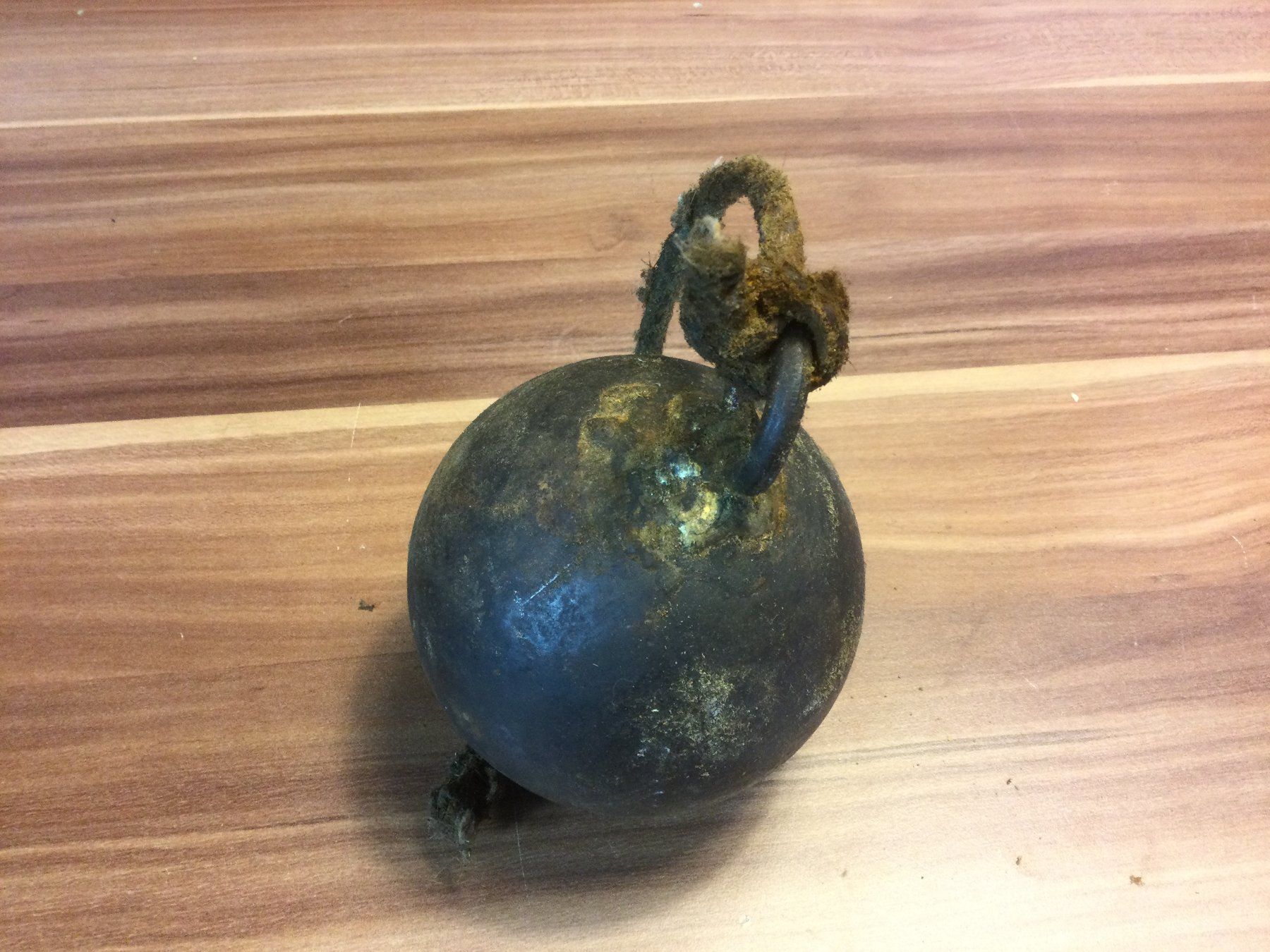 Attrezzi da lavoro: Alte Eisenkugel mit Schnur und Öse – Usato da Wangen SZ venduto da kuriosum12 4