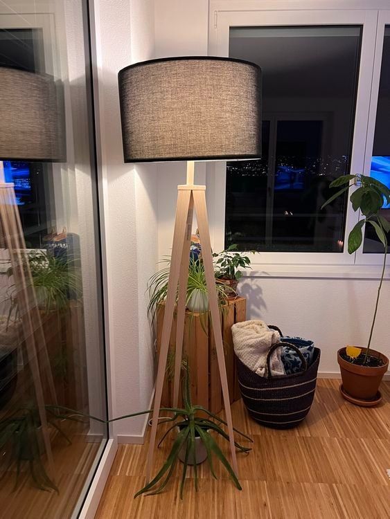 Lampade: Modern Wooden Tripod Floor Lamp – Usato da Zürich venduto da phi_2dqf