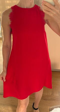 Kleid rot mit Spitzendetails Grösse 34