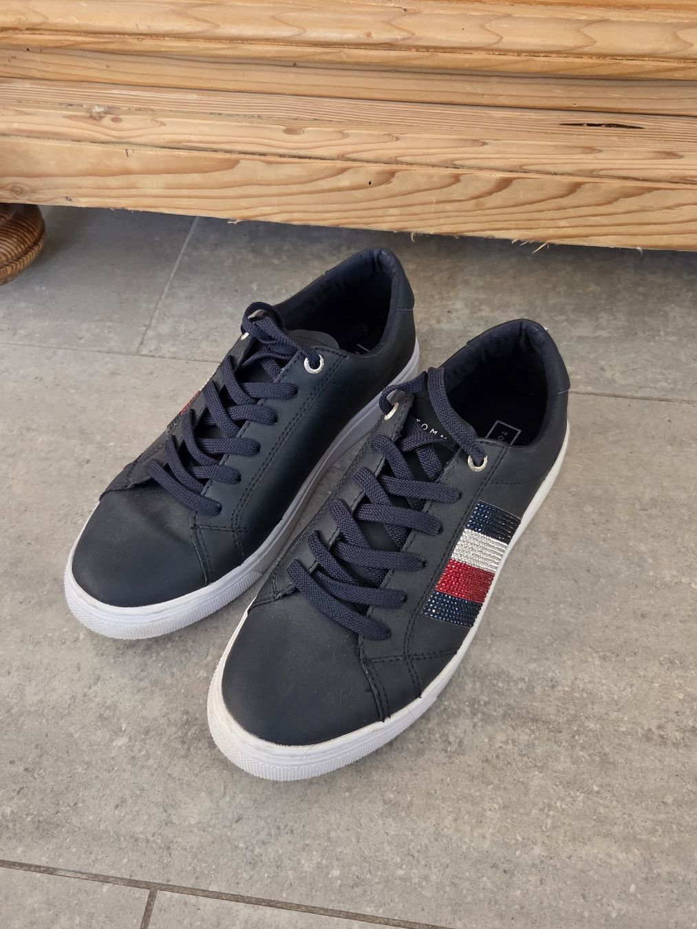 Tommy Hilfiger Damenschuhe: schöne Sneaker Tommy Hilfiger – Gebraucht aus Wiesendangen von Sinhuk 2
