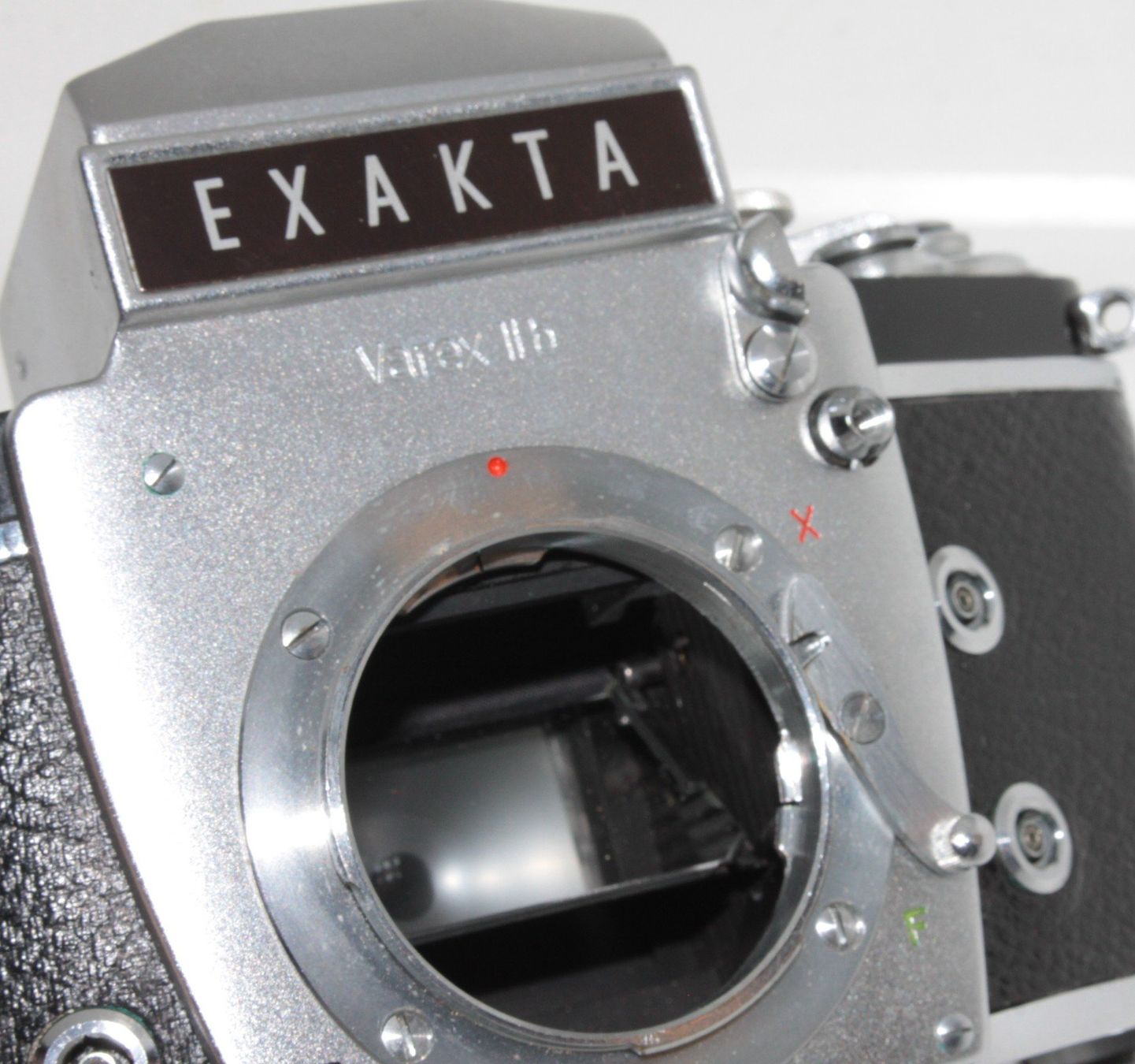 Exakta Varex IIb + Jena 50mm f2.8 + Sac d'origine – sviluppo rullino