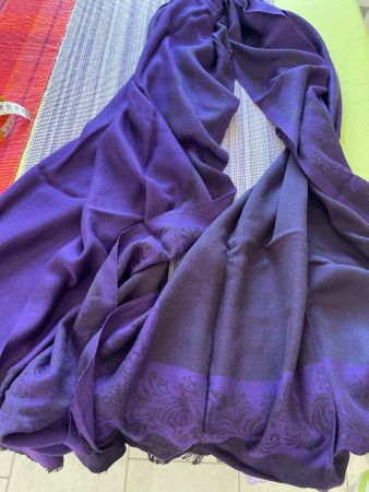 Tuch lila mit Muster guter Zustand