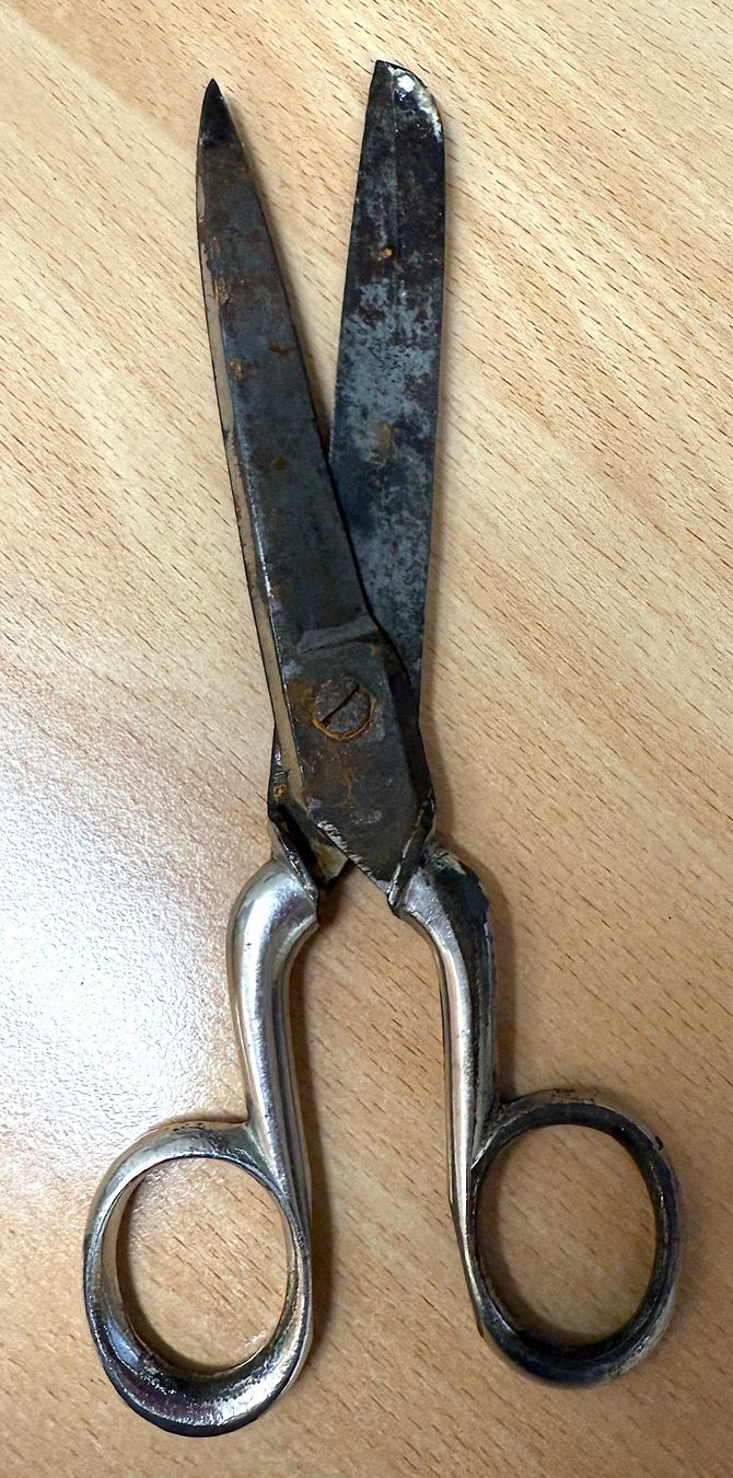 Tutti gli attrezzi: 4 paires de ciseaux anciens – Usato da Veyrier venduto da Szurkemaci 4