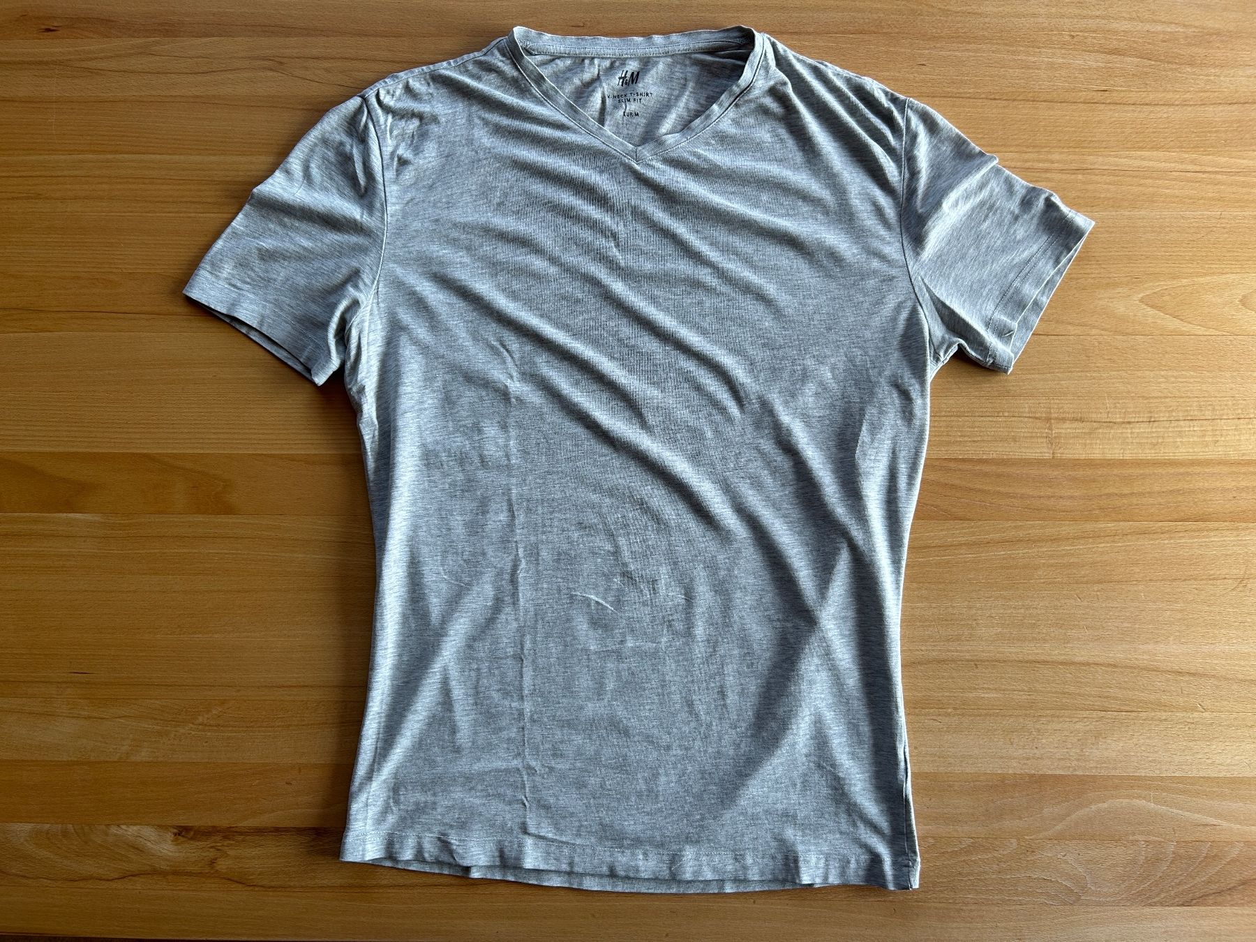 H&M T-shirt: Hellgraues V-Ausschnitt T-Shirt Grösse M – Usato da Grosswangen venduto da che_gr