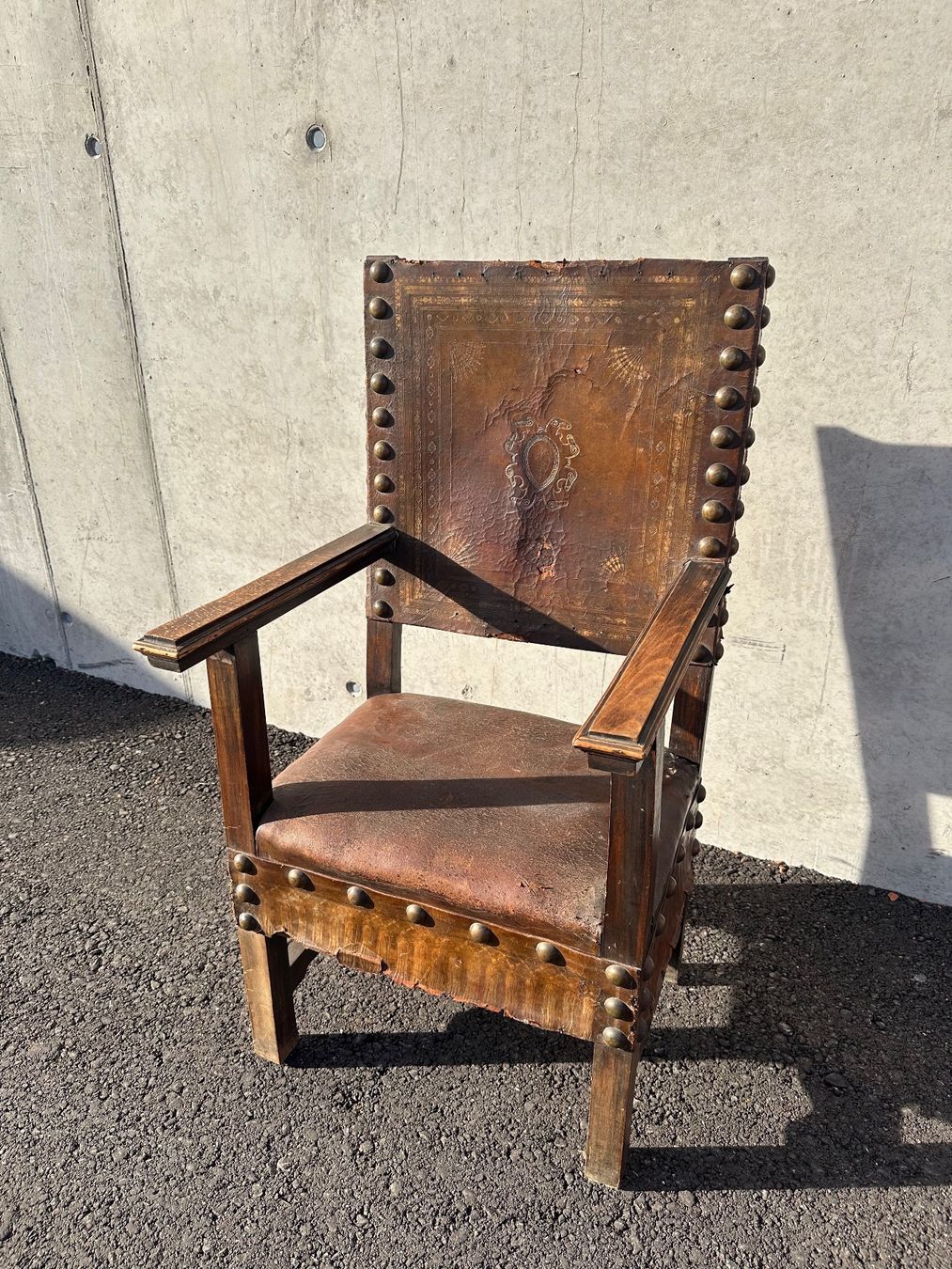 Poltrone: Beeindruckender Thronsessel, Leder & Messing  Toller, antike – Usato da Laufenburg venduto da industrial-silence