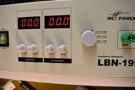 Regelbares Power-Netzgerät 900 Watt im 19" -Gehäuse
