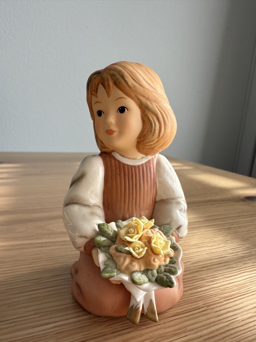Statuette: Goebel Mädchen mit Blumenstrauss – Usato da Sarmenstorf venduto da Nathaliie_21 1