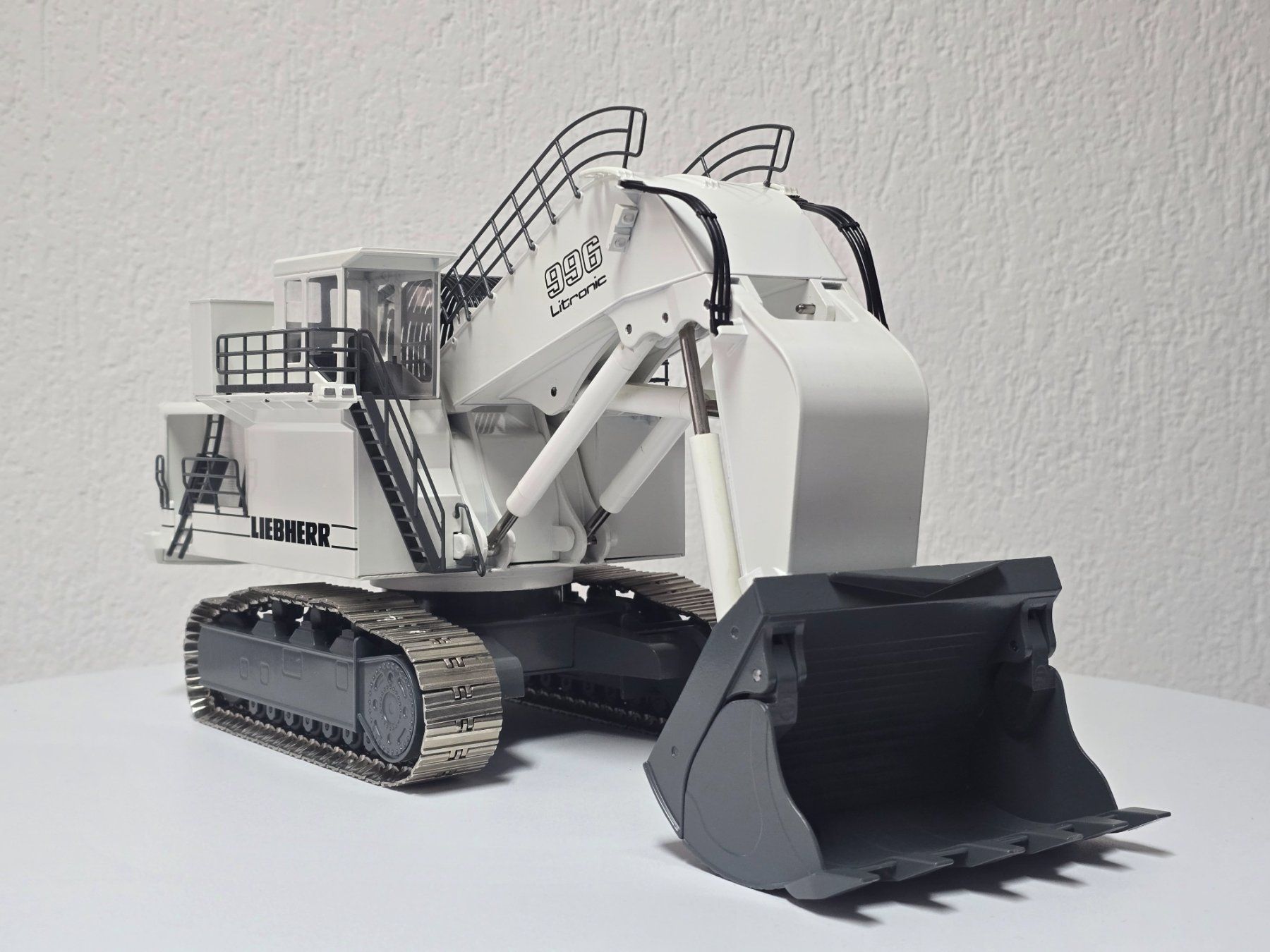 Conrad Modellini d'auto: Conrad 2811, Liebherr 996, weiss, Schaufelbagger, Vitrine – Nuovo (secondo la descrizione) da Kloten venduto da Nicola2 5