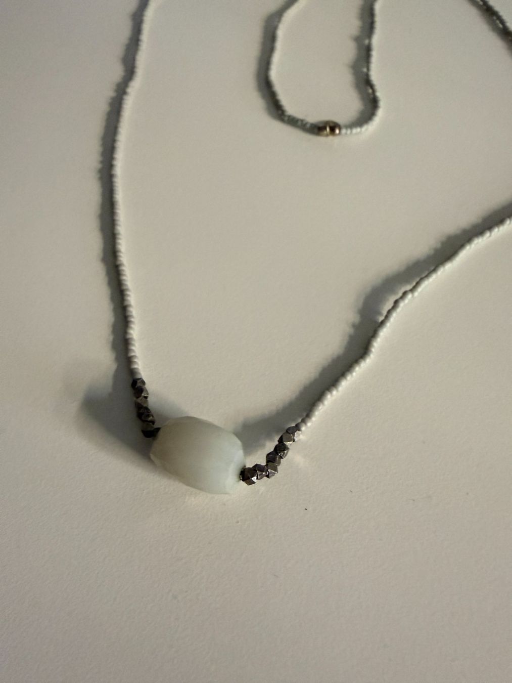 Catenine: Kette hellgrau mit Stein – Usato da Zürich venduto da Diazaio 1