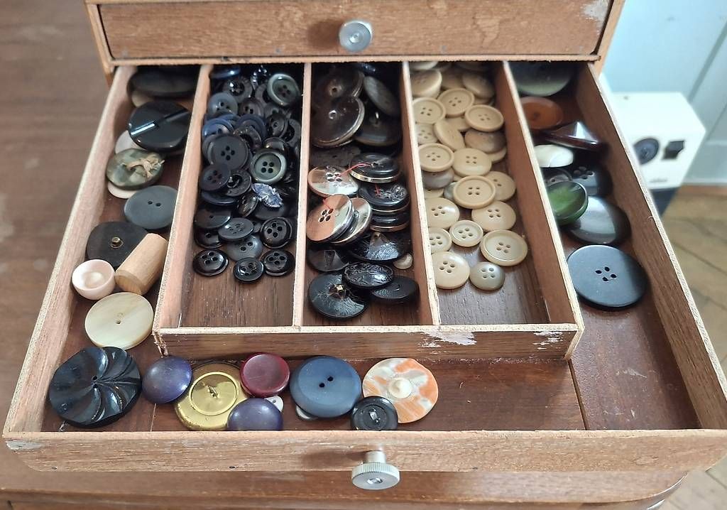 Giochi: Grosse Knopfsammlung mit Holzbox & Musterordner – Usato da Rüti ZH venduto da Liliane_market 4
