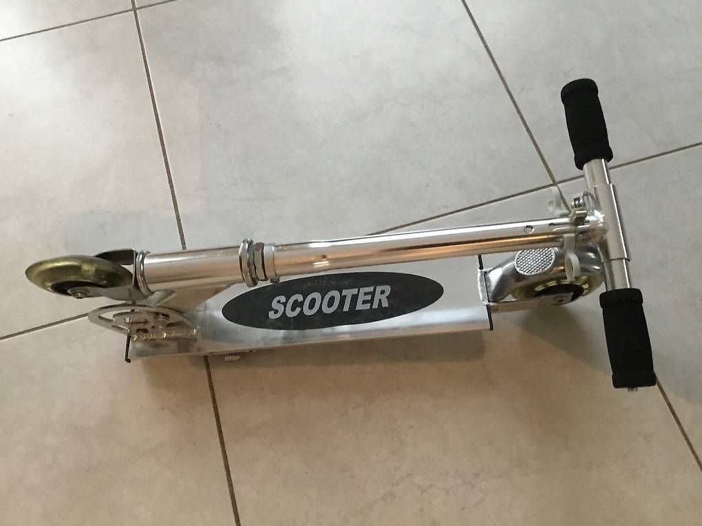 Scooter: Guterhaltener Roller  ( kein e-Roller ) – Usato da Fisibach venduto da zebra17