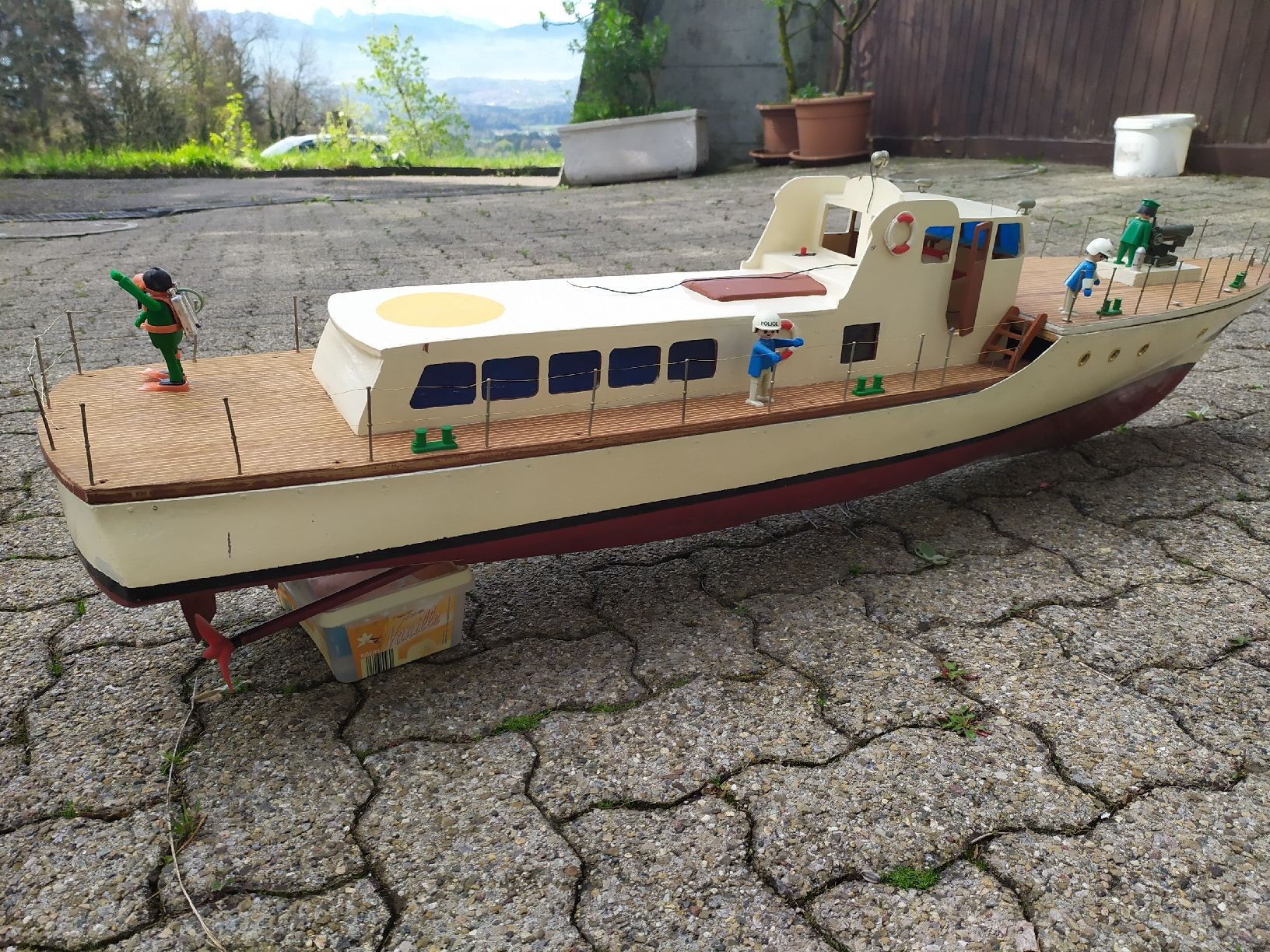Modellismo RC: Model Ship - Perfect for Summer Fun! – Usato da Hinwil venduto da Ehretstock8