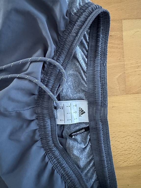 Pantaloni: Herren Adidas Shorts grau Grösse S – Usato da Cham venduto da Kaylua 1