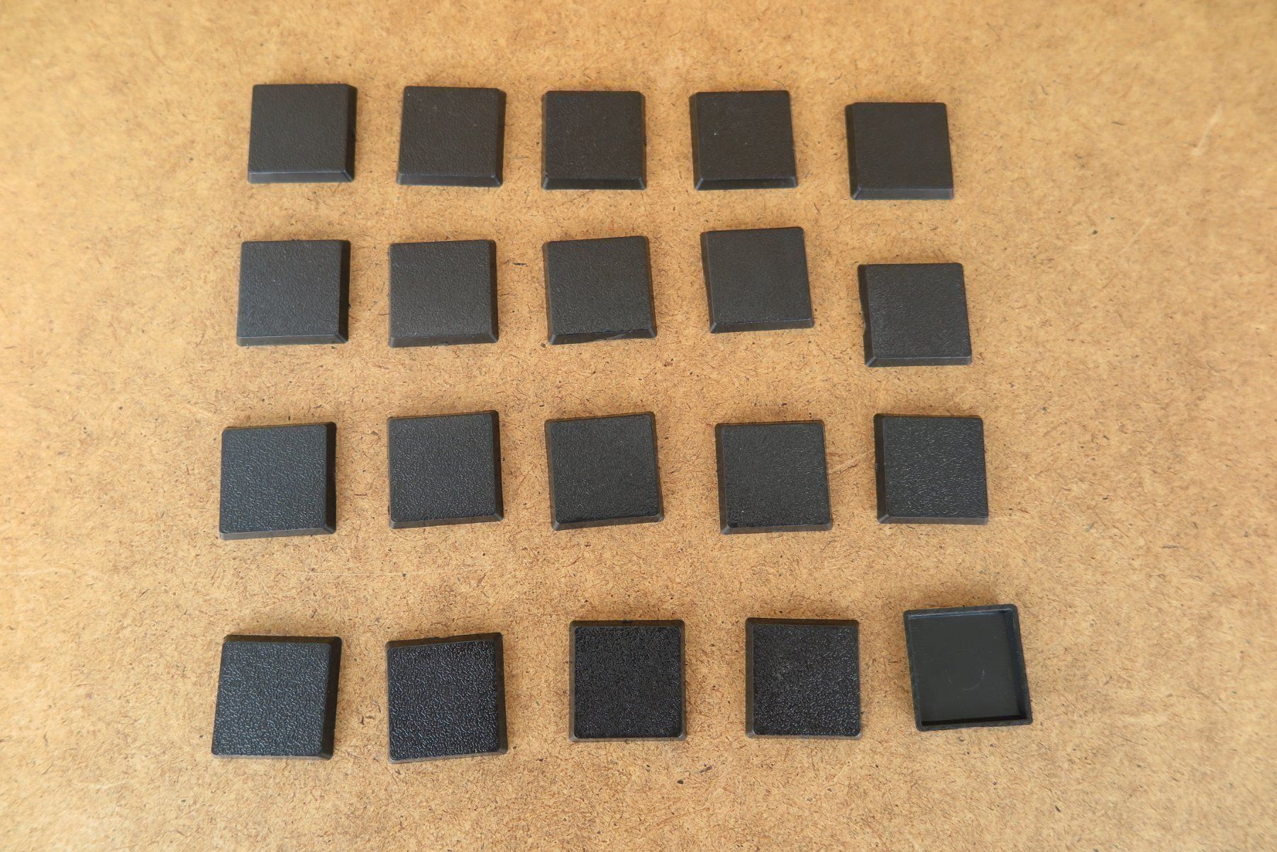 Modellbausätze & Standmodelle: Für Warhammer: Base - 20 Bases 25 x 25 mm – Neu (gemäss Beschreibung) aus Biberstein von Lou13lou