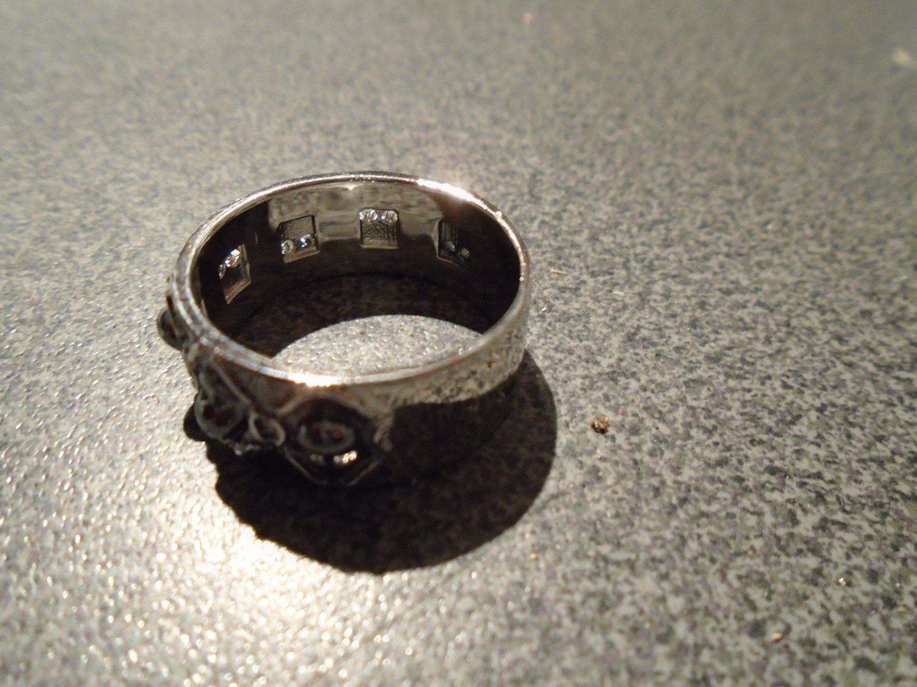 Bagues: Ring Size 11, silberfarbig, schwarze Steine – Neuf avec emballage d'origine à Zürich par abraxas1291 1