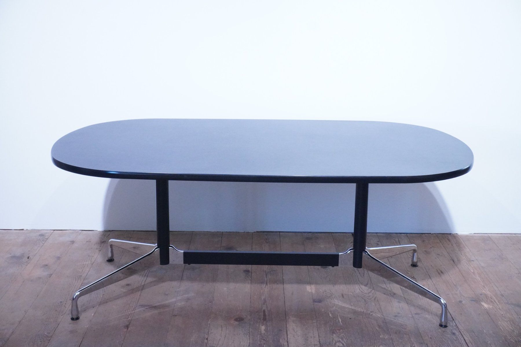 Vitra Tische: Vitra Eames Segmented Table Linoleum schwarz 185x105 cm – Gebraucht aus Bad Zurzach von QLASSIQ 1