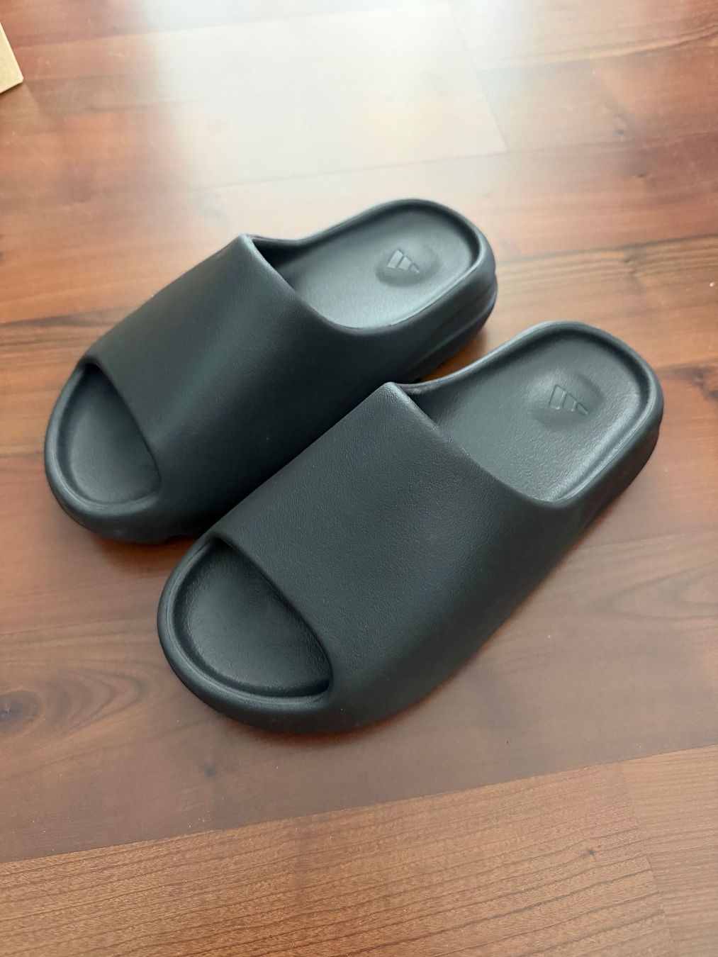 Scarpe da uomo: Yeezy Slide Onyx – Nuovo e nell'imballaggio originale da Grabs venduto da Alvin13