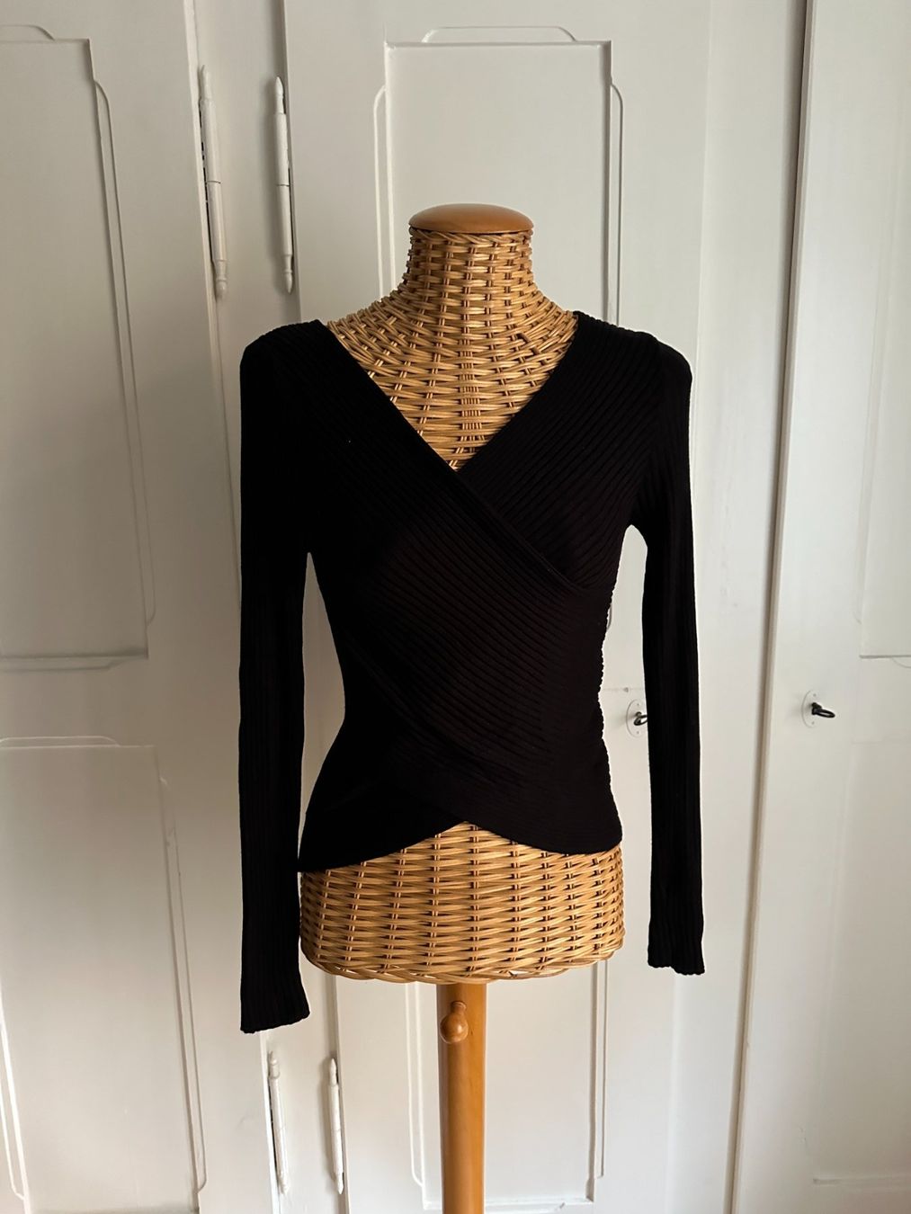 H&M Pulls & Sweat-shirts: Strickpullover schwarz in Wickeloptik S – D'occasion à Zürich par Diazaio