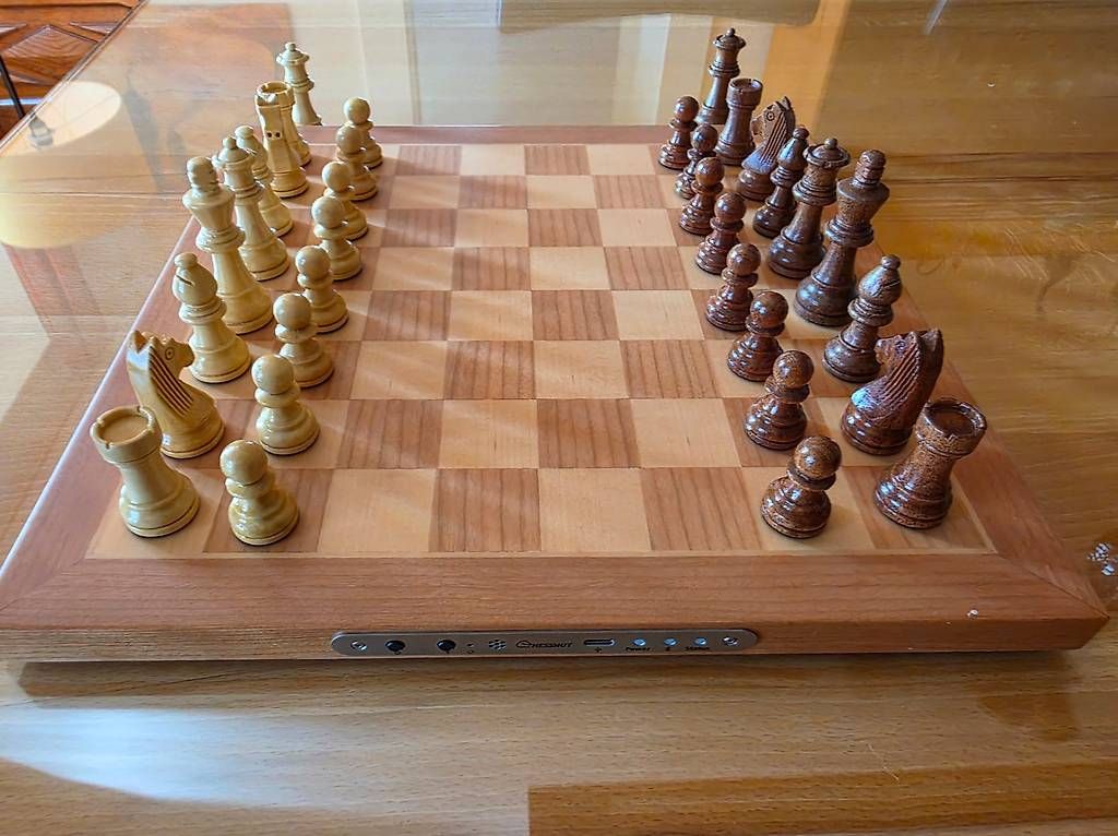 Spiele: Jeu d'échecs Chessnut Air Plus + housse de transport – Gebraucht aus St-Légier-Chiésaz von jmw_5jsz