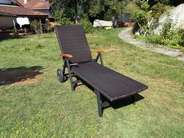 2 klappbare Rattan-Liegestühle, sehr bequem, guter Zustand
