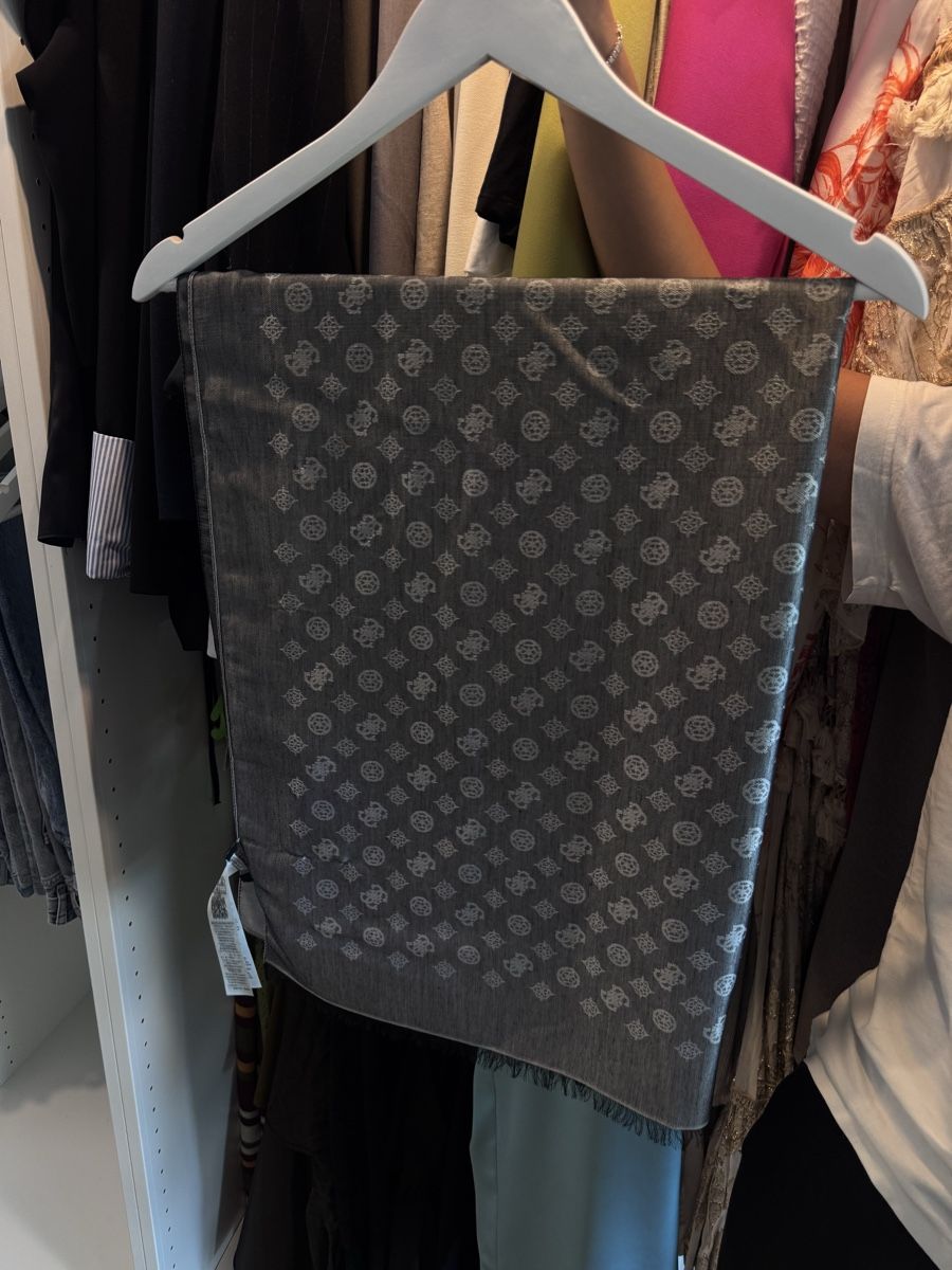Guess Foulard & Sciarpe: Guess, foulard  – Nuovo (secondo la descrizione) da La Plaine venduto da sof_b7c6 4