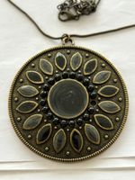 Kette mit rundem Anhänger schwarz gold