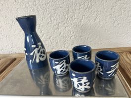 Sake Set Karaffe mit 4 Tassen blau mit Schriftzeichen