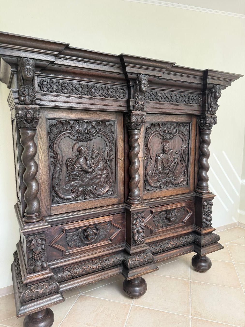 Schränke: Armoire Antique – Gebraucht aus Lausanne von samael007
