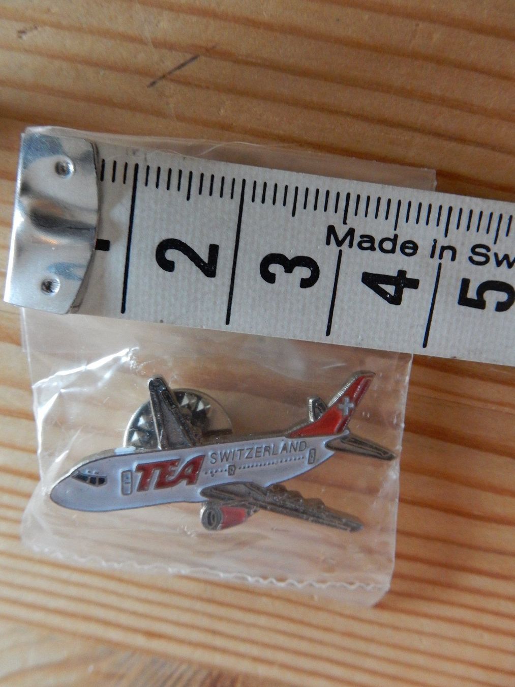 Spille & Fermagli: Pin: Aviatik: Tea Flugzeug klassisch NEU – Nuovo e nell'imballaggio originale da Jona venduto da simongarden 1