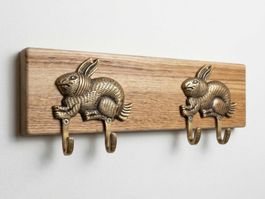 Porte-manteau en bois avec lapins dorés - Décor Pâques!