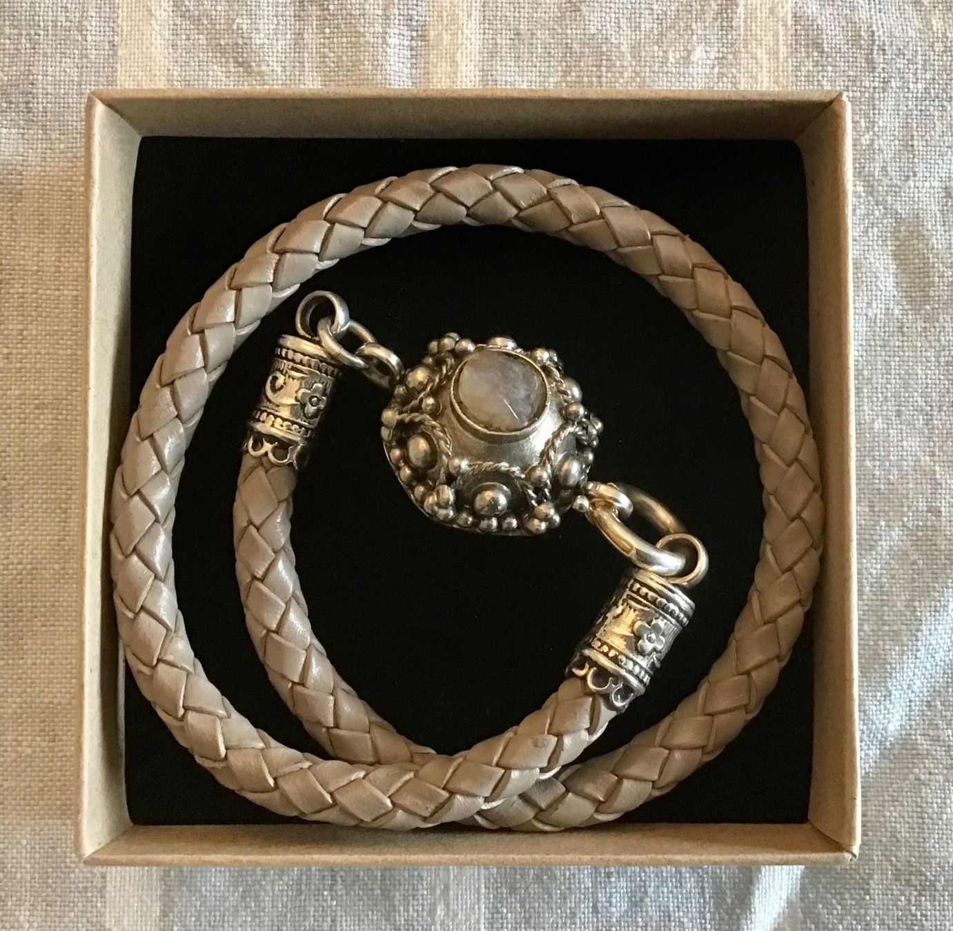 Bracciali & Braccialetti: Edles Lederwickelarmband mit Anhänger – Usato da Birsfelden venduto da rah_8bfj 2