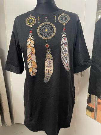 Schwarzes Shirt mit Federn und Traumfänger, Grösse M