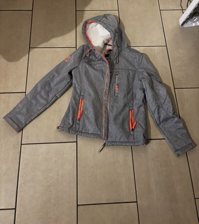 Superdry Windtrekker Jacke grau gefuettert Groesse M