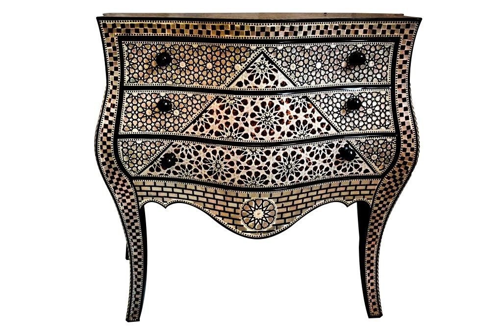 Cassettiere: Commode nacrée de style Louis XV marquetée de nacre. – Usato da geneve venduto da louisart 4