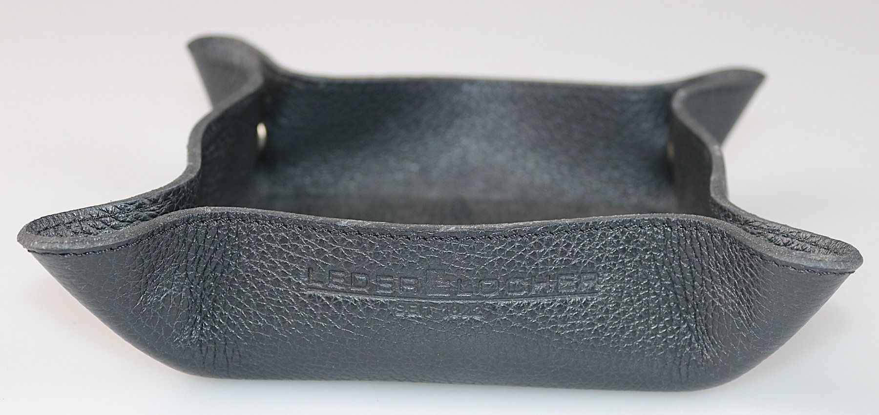 Piatti di portata: Leder Locher Taschenleerer / Vide-poche – Usato da Volketswil venduto da brockipfannenstil