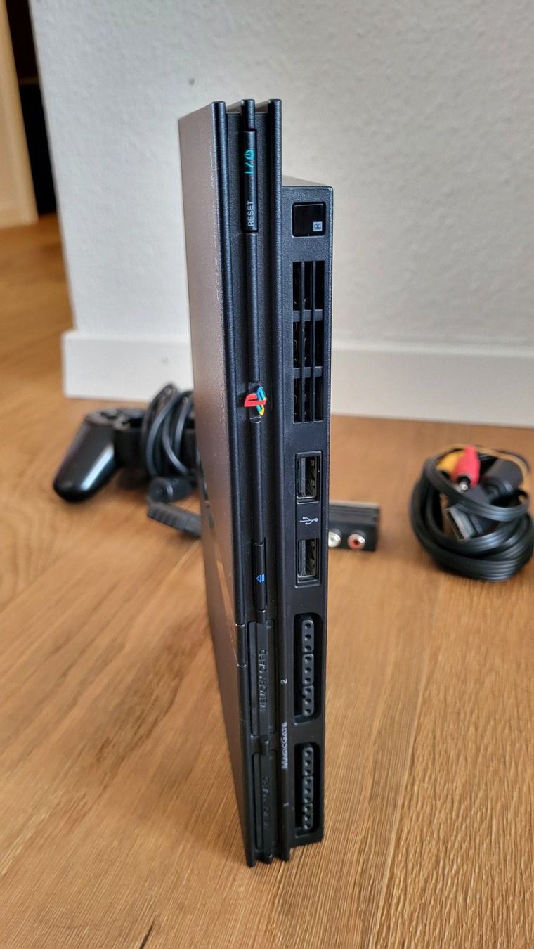 Sony Consoles: Playstation 2 Slim Kabel und Controller – D'occasion à Münsingen par DigitaleSpielecke 1
