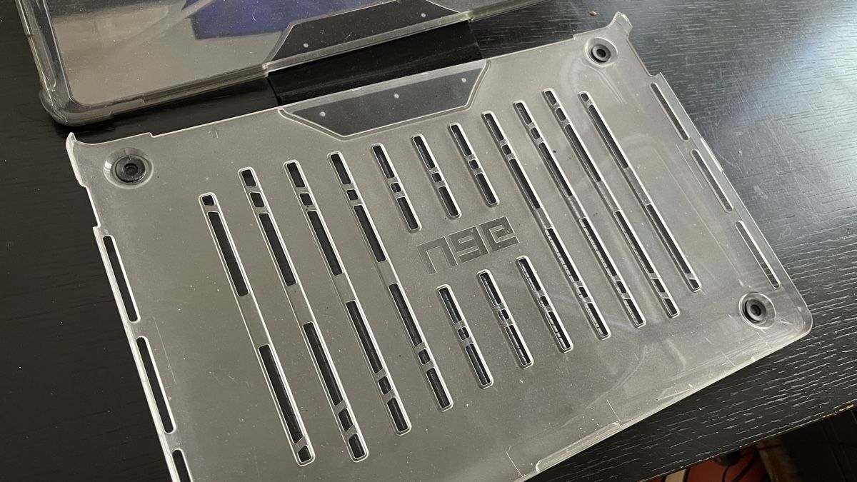 Apple Covers & Borse: UAG Macbook Case 16" Schutzhülle – Usato da Zürich venduto da Scrambler74