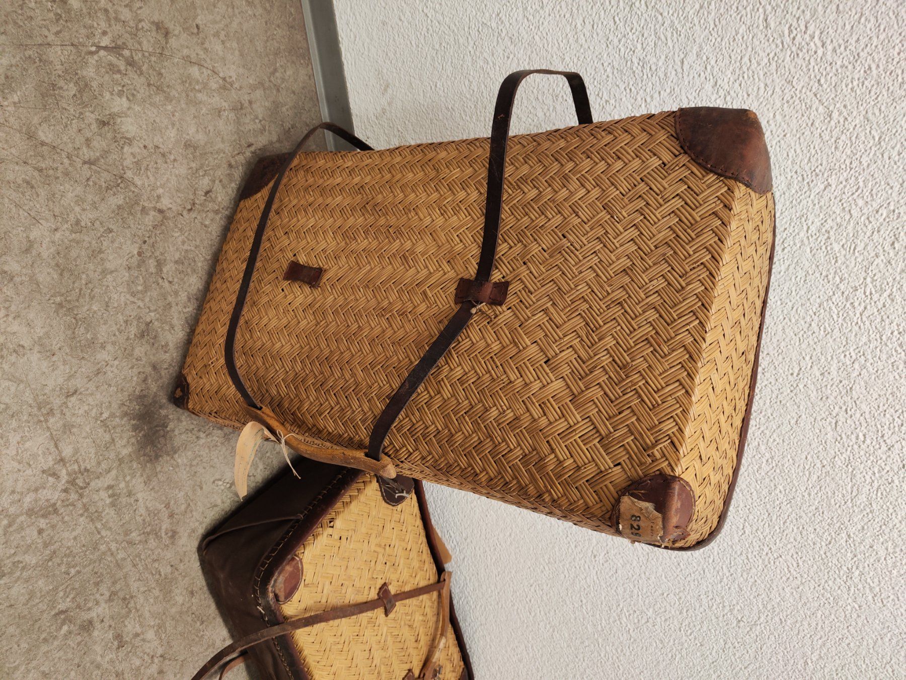 Reisekoffer: 2 alte Vintage Rattan Koffer – Gebraucht aus Toffen von  1