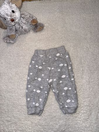 Graue Hose mit Wolken Gr. 68