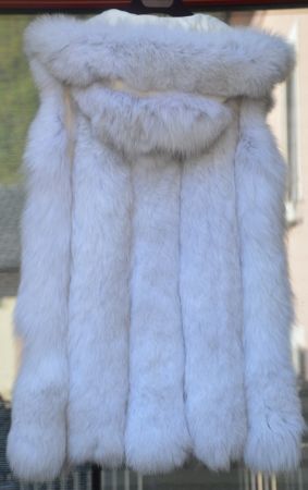 Weste mit Kapuze Fuchspelz Gilet avec une capuche fourrure.L