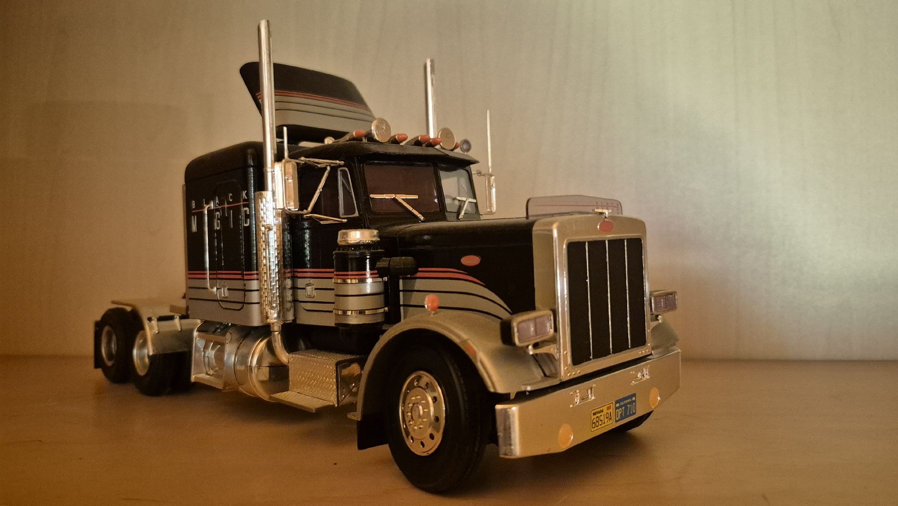 Modellini d'auto: Model Truck Peterbilt Black Silver Detailed Mint  – Difettoso da La-Chaux-de-Fonds venduto da vla_56t5